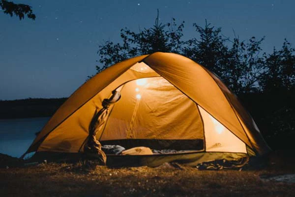 camping-with-warm-light