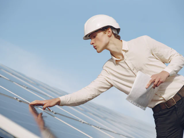engineer-inspection-solar-panels