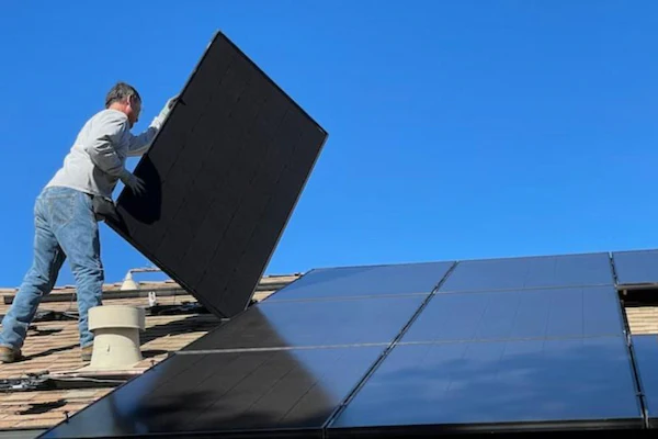 solar-panels-installing