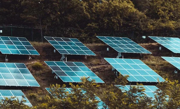 solar-panels-under-shadow