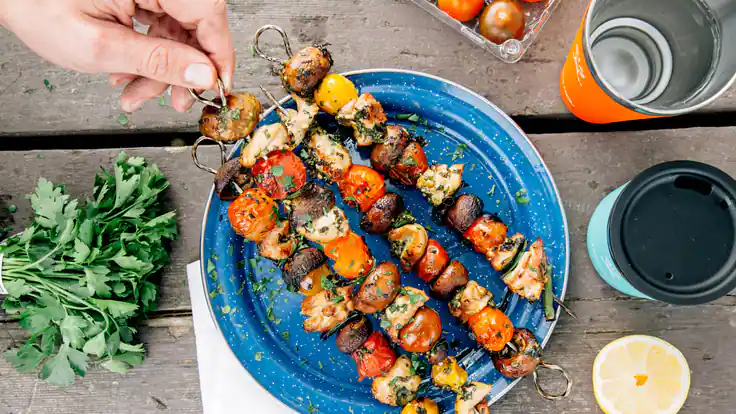 Repas de camp : recette de brochettes de poulet et de légumes