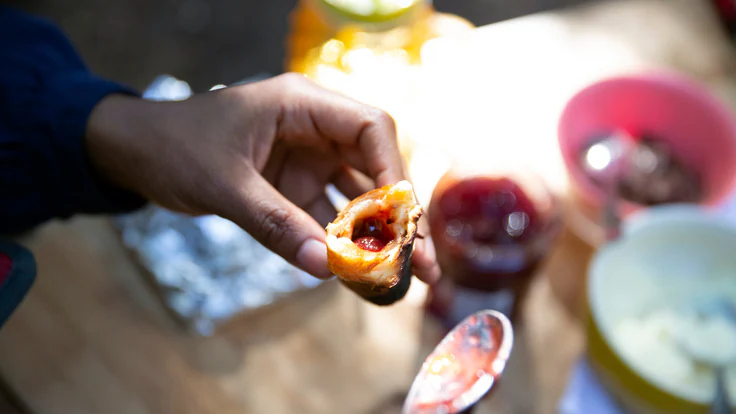 Dessert de camping : petits pains sucrés au feu de camp