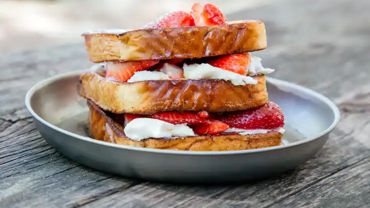 Petit-déjeuner de camp : recette de pain doré farci aux fraises