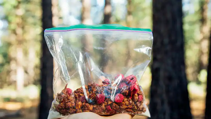 Petit-déjeuner de randonnée : recette de granola au chocolat et à la noix de coco