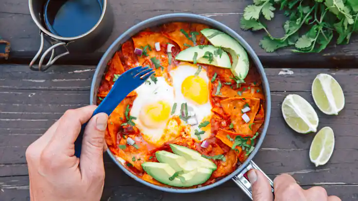 Petit-déjeuner de camping : recette de chilaquiles aux œufs