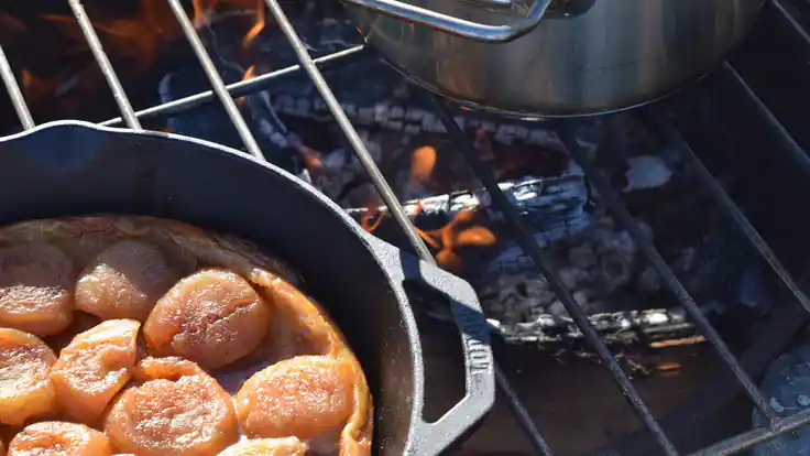 Comment préparer le dîner de Thanksgiving sur un feu de camp