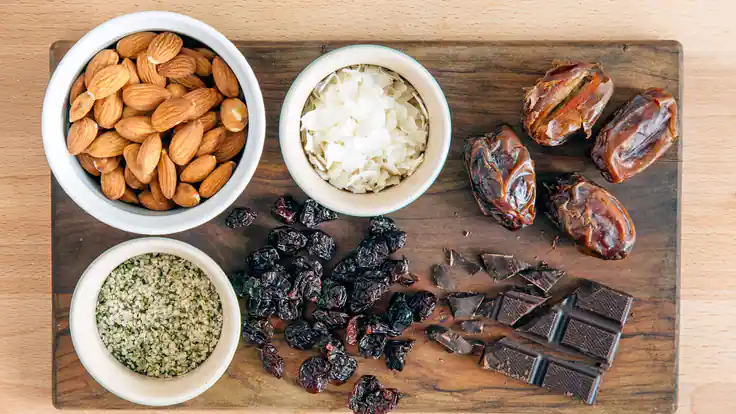 Collation de randonnée : recette de bouchées énergétiques au chocolat et aux cerises