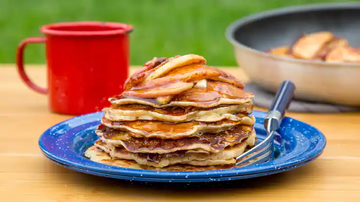 Petit-déjeuner de camping : recette de crêpes au cidre de pomme