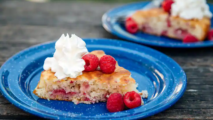 Dessert de camping : recette de gâteau aux framboises au four hollandais