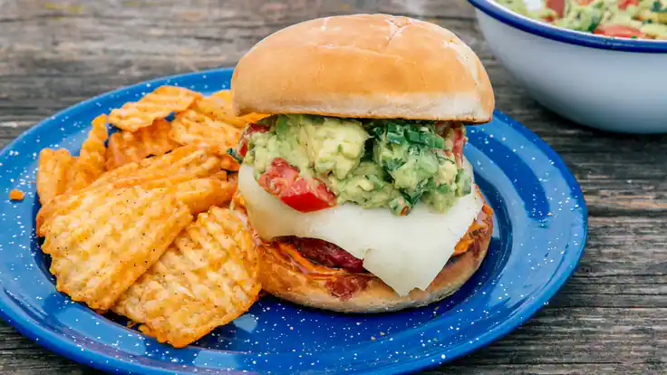 Repas de camp : recette de burger au guacamole