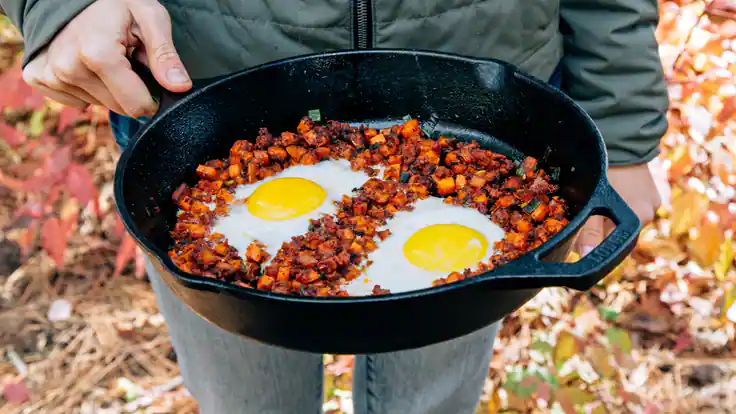 Petit-déjeuner de camping : recette de hachis de patates douces et de chorizo