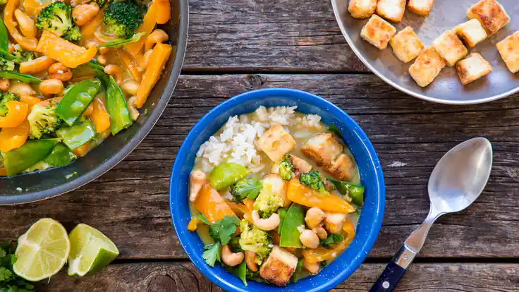 Dîner de camping : recette de curry vert au tofu