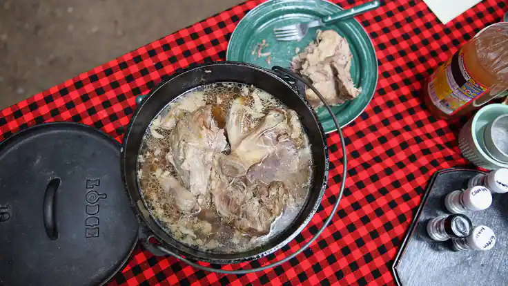 Repas de camping : Épaule de porc au four hollandais